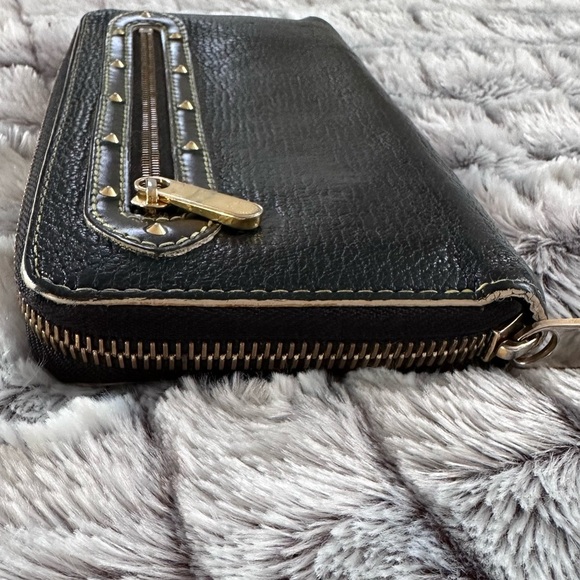 Authentic Louis Vuitton Suhali Zippy Long
Wallet black- excellent condit… - Picture 9 of 13